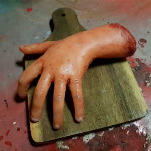 mano izquierda cortada de niño - severed left child hand