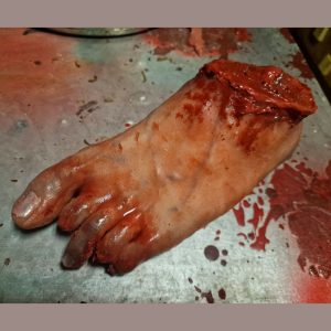 pie izquierdo mutilado pequeño - severed left foot small
