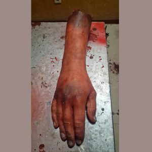 brazo cortado derecho de hombre - man right severed arm