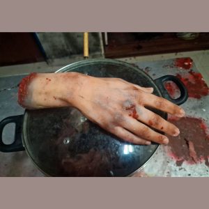 mano cortada de mujer - woman severed hand