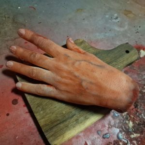 mano cortada de mujer - woman severed hand
