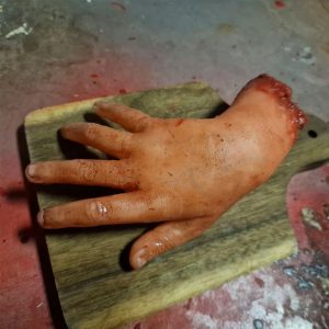 mano derecha cortada de niño - severed right child hand