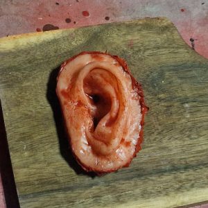 oreja izquierda cortada de silicona - silicone severed left ear